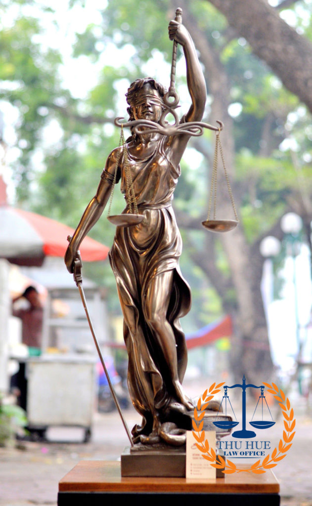 Tượng nữ thần công lý dùng làm trang trí trong phòng làm việc của luật sư